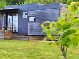 Camping Pas Cher vous présente avec son site Officiel campingpascher.fr, le Camping Aquarev classé 3 étoiles, situé sur la commune de Loudeac dans le département Côtes-d'armor (Bretagne) en France. Le camping Aquarev, vous présente un hébergement de type mobil-home de 29 m² pour 4 personnes et télévision. Le camping Aquarev vous propose du mercredi 01 avril au mercredi 08 avril 2026 pour 7 nuits à 660€. Cette location propose 199 dates différentes pour réserver votre séjour. Découvrez également les 5 autres gammes d'hébergements du camping. Les Avis clients pour le Camping Aquarev sont excellents avec une note moyenne de 8 sur 10. LacÉtang, Piscine chauffée, Piscine extérieure, Animations familiales, Aire de jeux enfants, Centre équestre, Court de tennis, Cyclisme, Ping-pong, Pétanque, Randonnée, Structure gonflable enfants, Terrain de football, Terrain multisports, Bar, Dépôt de pain, Snack/Bar, Supermarché,... En savoir plus : cliquez-ICI.