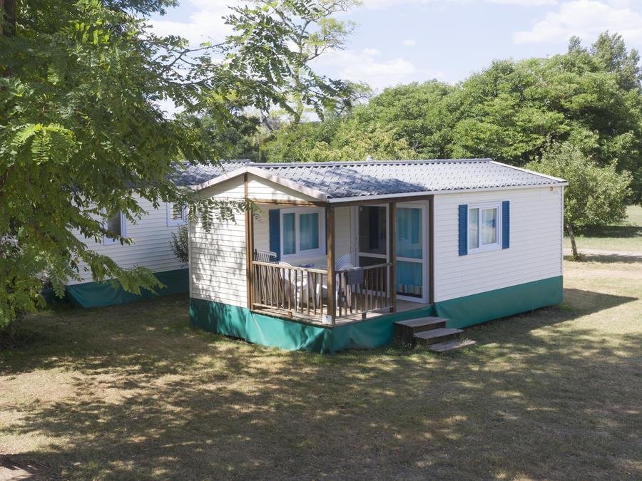 Camping Pas Cher vous présente avec son site Officiel campingpascher.fr, le Camping La Bastide classé 3 étoiles, situé sur la commune de Mazeres dans le département Ariège (Midi Pyrénées) en France. Le camping La Bastide, vous présente un hébergement de type mobil-home de 25 m². Le camping La Bastide vous propose du sam. 04 juillet au sam. 11 juillet 2026, en promotion à -25% pour 7 nuits à 285 € au lieu de 385,0 € soit une Économie de 100 €. Cette location propose 21 dates différentes pour réserver votre séjour. Découvrez également les 6 autres gammes d'hébergements du camping. Les Avis clients pour le Camping La Bastide sont excellents avec une note moyenne de 8 sur 10. Rivière, Piscine extérieure, Animations familiales, Aire de jeux enfants, Canoë-kayak, Ping-pong, Pétanque, Snack/Bar,... En savoir plus : cliquez-ICI.