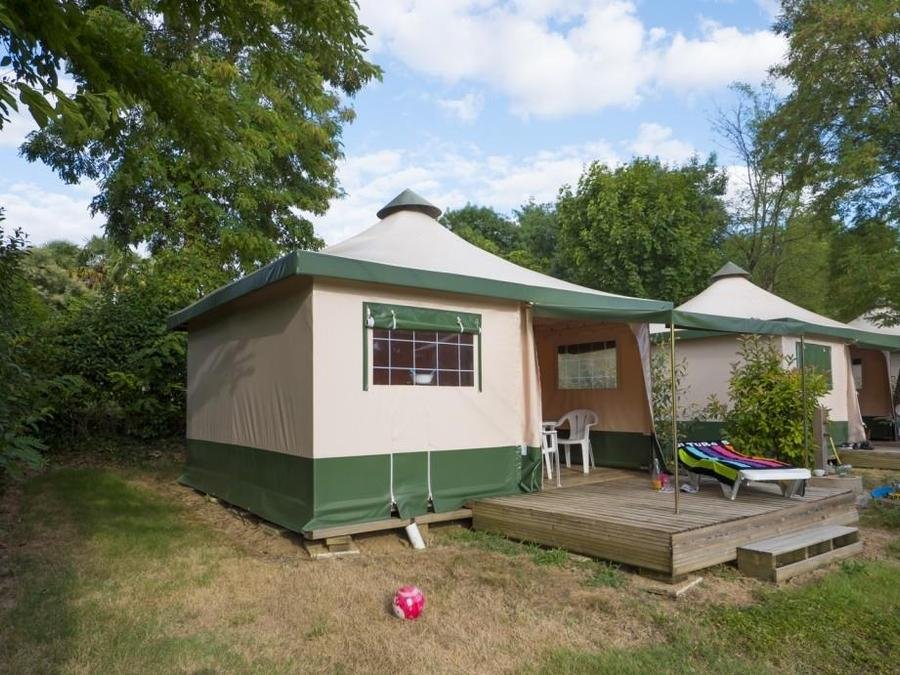 Camping Pas Cher vous présente avec son site Officiel campingpascher.fr, le Camping La Bastide classé 3 étoiles, situé sur la commune de Mazeres dans le département Ariège (Midi Pyrénées) en France. Le camping La Bastide, vous présente un hébergement de type tente de 20 m². Le camping La Bastide vous propose du sam. 04 juillet au sam. 11 juillet 2026, en promotion à -20% pour 7 nuits à 196 € au lieu de 245,0 € soit une Économie de 49 €. Cette location propose 8 dates différentes pour réserver votre séjour. Découvrez également les 6 autres gammes d'hébergements du camping. Les Avis clients pour le Camping La Bastide sont excellents avec une note moyenne de 8 sur 10. Rivière, Piscine extérieure, Animations familiales, Aire de jeux enfants, Canoë-kayak, Ping-pong, Pétanque, Snack/Bar,... En savoir plus : cliquez-ICI.