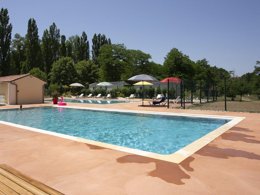 Camping Pas Cher vous présente avec son site Officiel campingpascher.fr, le Camping La Bastide classé 3 étoiles, situé sur la commune de Mazeres dans le département Ariège (Midi Pyrénées) en France. Le camping La Bastide, vous présente un hébergement de type tente de 20 m². Le camping La Bastide vous propose du sam. 04 juillet au sam. 11 juillet 2026, en promotion à -20% pour 7 nuits à 196 € au lieu de 245,0 € soit une Économie de 49 €. Cette location propose 8 dates différentes pour réserver votre séjour. Découvrez également les 6 autres gammes d'hébergements du camping. Les Avis clients pour le Camping La Bastide sont excellents avec une note moyenne de 8 sur 10. Rivière, Piscine extérieure, Animations familiales, Aire de jeux enfants, Canoë-kayak, Ping-pong, Pétanque, Snack/Bar,... En savoir plus : cliquez-ICI.