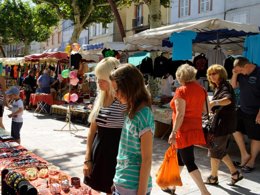 Camping Pas Cher vous présente avec son site Officiel campingpascher.fr, le Camping La Bastide classé 3 étoiles, situé sur la commune de Mazeres dans le département Ariège (Midi Pyrénées) en France. Le camping La Bastide, vous présente un hébergement de type bungalow toilé de 25 m² pour 2 personnes. Le camping La Bastide vous propose du sam. 04 juillet au sam. 11 juillet 2026, en promotion à -20% pour 7 nuits à 280 € au lieu de 350,0 € soit une Économie de 70 €. Cette location propose 52 dates différentes pour réserver votre séjour. Découvrez également les 6 autres gammes d'hébergements du camping. Les Avis clients pour le Camping La Bastide sont excellents avec une note moyenne de 8 sur 10. Rivière, Piscine extérieure, Animations familiales, Aire de jeux enfants, Canoë-kayak, Ping-pong, Pétanque, Snack/Bar,... En savoir plus : cliquez-ICI.