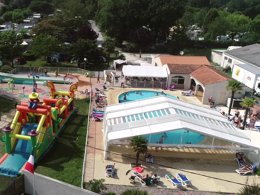 Camping Pas Cher vous présente avec son site Officiel campingpascher.fr, le Camping Paradis Aloé classé 4 étoiles, situé sur la commune de Medis dans le département Charente-maritime (Poitou Charentes) en France. Le camping Paradis Aloé vous propose un hébergement de type mobil-home avec climatisation (télévision). L'établissement vous propose 9 autres types d'hébergements. Découvrez tous nos séjours à petits prix dans la commune et aux alentours de Medis du département : Charente-maritime (Poitou Charentes). Les Avis clients pour le Camping Paradis Aloé sont de 7 sur 10. Piscine chauffée, Piscine couverte, Animation ados, Animation enfants, Animations familiales, Club enfants, Aire de jeux enfants, Baby-foot, Centre équestre, Court de tennis, Cyclisme, Ping-pong, Pétanque, Structure gonflable enfants, Terrain multisports, Bar, Dépôt de pain, Plats à emporter, Restaurant, Snack/Bar, Supermarché, Épicerie,... En savoir plus : cliquez-ICI.