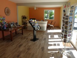 Camping Pas Cher vous présente avec son site Officiel campingpascher.fr, le Camping Paradis Aloé classé 4 étoiles, situé sur la commune de Medis dans le département Charente-maritime (Poitou-charentes) en France. Le camping Paradis Aloé vous propose un hébergement de type chalet de 29 m² (télévision). L'établissement vous propose 7 autres types d'hébergements. Découvrez tous nos séjours à petits prix dans la commune et aux alentours de Medis du département : Charente-maritime (Poitou-charentes). Les Avis clients pour le Camping Paradis Aloé sont de 7 sur 10. Piscine chauffée, Piscine couverte, Animation ados, Animation enfants, Animations familiales, Club enfants, Aire de jeux enfants, Baby-foot, Centre équestre, Court de tennis, Cyclisme, Ping-pong, Pétanque, Structure gonflable enfants, Terrain multisports, Bar, Dépôt de pain, Plats à emporter, Restaurant, Snack/Bar, Supermarché, Épicerie,... En savoir plus : cliquez-ICI.