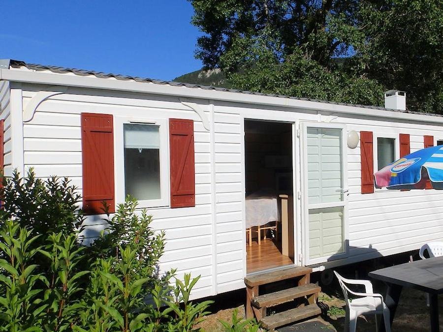 Camping Pas Cher vous présente avec son site Officiel campingpascher.fr, le Camping Le Tivoli classé 3 étoiles, situé sur la commune de Mende dans le département Lozere (Languedoc Roussillon) en France. Le camping Le Tivoli, vous présente un hébergement de type mobil-home de 24 m². Le camping Le Tivoli vous propose du dimanche 14 juin au dimanche 21 juin 2026 pour 7 nuits à 434.5€. Cette location propose 28 dates différentes pour réserver votre séjour. Découvrez également les 5 autres gammes d'hébergements du camping. Les Avis clients pour le Camping Le Tivoli sont excellents avec une note moyenne de 8 sur 10. Piscine chauffée, Piscine extérieure, Aire de jeux enfants, Canoë-kayak, Court de tennis, Pétanque, Dépôt de pain,... En savoir plus : cliquez-ICI.