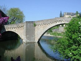 Camping Pas Cher vous présente avec son site Officiel campingpascher.fr, le Camping Le Tivoli classé 3 étoiles, situé sur la commune de Mende dans le département Lozere (Languedoc Roussillon) en France. Le camping Le Tivoli, vous présente un hébergement de type mobil-home de 29 m². Le camping Le Tivoli vous propose du sam. 25 avril au sam. 02 mai 2026 pour 7 nuits à 352€. Cette location propose 61 dates différentes pour réserver votre séjour. Découvrez également les 5 autres gammes d'hébergements du camping. Les Avis clients pour le Camping Le Tivoli sont excellents avec une note moyenne de 8 sur 10. Piscine chauffée, Piscine extérieure, Aire de jeux enfants, Canoë-kayak, Court de tennis, Pétanque, Dépôt de pain,... En savoir plus : cliquez-ICI.