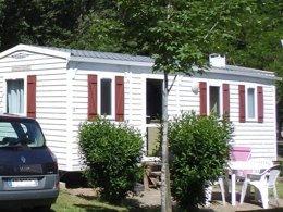 Camping Pas Cher vous présente avec son site Officiel campingpascher.fr, le Camping Le Tivoli classé 3 étoiles, situé sur la commune de Mende dans le département Lozere (Languedoc Roussillon) en France. Le camping Le Tivoli, vous présente un hébergement de type mobil-home de 24 m². Le camping Le Tivoli vous propose du sam. 13 juin au sam. 20 juin 2026 pour 7 nuits à 363€. Cette location propose 23 dates différentes pour réserver votre séjour. Découvrez également les 5 autres gammes d'hébergements du camping. Les Avis clients pour le Camping Le Tivoli sont excellents avec une note moyenne de 8 sur 10. Piscine chauffée, Piscine extérieure, Aire de jeux enfants, Canoë-kayak, Court de tennis, Pétanque, Dépôt de pain,... En savoir plus : cliquez-ICI.