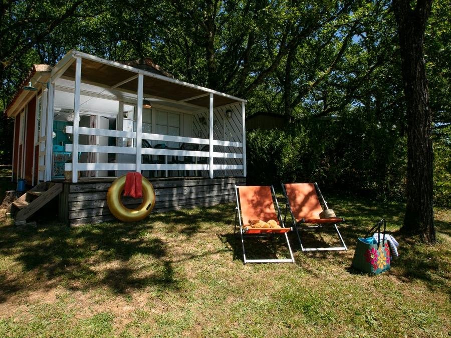 Camping Pas Cher vous présente avec son site Officiel campingpascher.fr, le Camping Sites Et Paysages - Les Hirondelles classé 4 étoiles, situé sur la commune de Loupiac dans le département Lot (Midi Pyrénées) en France. Le camping Sites Et Paysages - Les Hirondelles vous propose un hébergement de type chalet de 18 m². L'établissement vous propose 27 autres types d'hébergements. Découvrez tous nos séjours à petits prix dans la commune et aux alentours de Loupiac du département : Lot (Midi Pyrénées). Les Avis clients pour le Camping Sites Et Paysages - Les Hirondelles sont excellents avec une note moyenne de 8 sur 10. Piscine chauffée, Piscine couverte, Animation enfants, Animations familiales, Aire de jeux enfants, Baby-foot, Canoë-kayak, Golf, Paddle, Ping-pong, Piscine, Pétanque, Randonnée, Terrain de volley-ball, Terrain multisports, Bar, Dépôt de pain, Plats à emporter, Snack/Bar, Épicerie,... En savoir plus : cliquez-ICI.