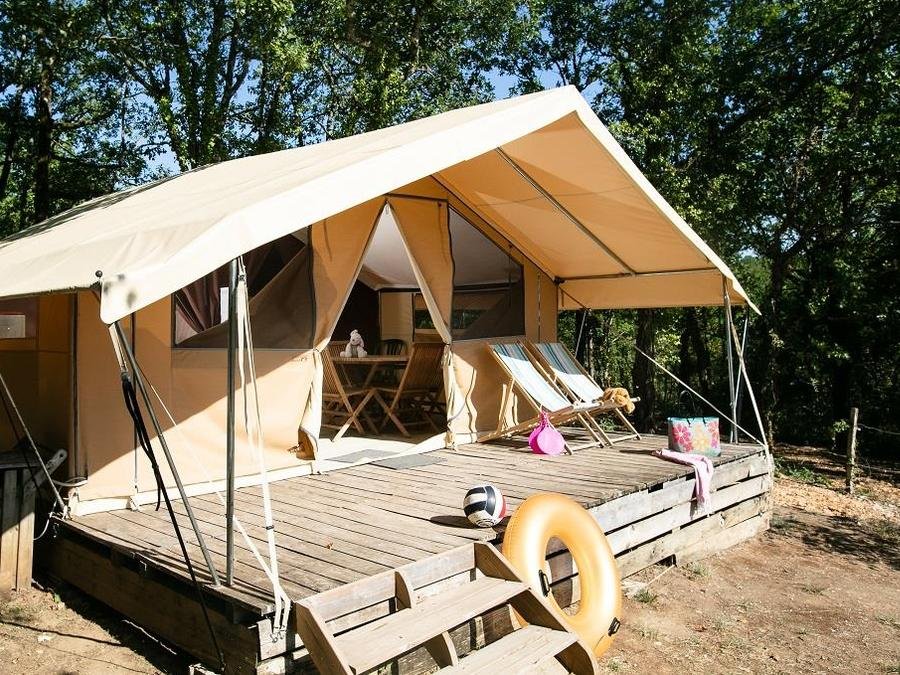 Camping Pas Cher vous présente avec son site Officiel campingpascher.fr, le Camping Sites Et Paysages - Les Hirondelles classé 4 étoiles, situé sur la commune de Loupiac dans le département Lot (Midi Pyrénées) en France. Le camping Sites Et Paysages - Les Hirondelles, vous présente un hébergement de type tente en toile et bois de 20 m². Le camping Sites Et Paysages - Les Hirondelles vous propose du vendredi 05 juin au vendredi 12 juin 2026 avec une PROMO de DERNIÈRE MINUTE, en promotion à -15% pour 7 nuits à 188,70 € au lieu de 222,0 € soit une Économie de 33,30 €. Cette location propose 29 dates différentes pour réserver votre séjour. Découvrez également les 27 autres gammes d'hébergements du camping. Les Avis clients pour le Camping Sites Et Paysages - Les Hirondelles sont excellents avec une note moyenne de 8 sur 10. Piscine chauffée, Piscine couverte, Animation enfants, Animations familiales, Aire de jeux enfants, Baby-foot, Canoë-kayak, Golf, Paddle, Ping-pong, Piscine, Pétanque, Randonnée, Terrain de volley-ball, Terrain multisports, Bar, Dépôt de pain, Plats à emporter, Snack/Bar, Épicerie,... En savoir plus : cliquez-ICI.