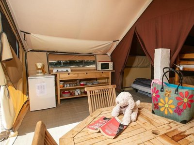 Cliquez pour découvrir toutes les photos de l'HÉBERGEMENT ! tente en toile et bois - Sites Et Paysages - Les Hirondelles photo 2