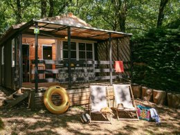 Camping Pas Cher vous présente avec son site Officiel campingpascher.fr, le Camping Sites Et Paysages - Les Hirondelles classé 4 étoiles, situé sur la commune de Loupiac dans le département Lot (Midi Pyrénées) en France. Le camping Sites Et Paysages - Les Hirondelles, vous présente un hébergement de type chalet de 18 m² pour 2 personnes. Le camping Sites Et Paysages - Les Hirondelles vous propose du dimanche 17 mai au dimanche 24 mai 2026, en promotion à -20% pour 7 nuits à 219,20 € au lieu de 274,0 € soit une Économie de 54,80 €. Cette location propose 98 dates différentes pour réserver votre séjour. Découvrez également les 27 autres gammes d'hébergements du camping. Les Avis clients pour le Camping Sites Et Paysages - Les Hirondelles sont excellents avec une note moyenne de 8 sur 10. Piscine chauffée, Piscine couverte, Animation enfants, Animations familiales, Aire de jeux enfants, Baby-foot, Canoë-kayak, Golf, Paddle, Ping-pong, Piscine, Pétanque, Randonnée, Terrain de volley-ball, Terrain multisports, Bar, Dépôt de pain, Plats à emporter, Snack/Bar, Épicerie,... En savoir plus : cliquez-ICI.