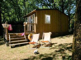 Camping Pas Cher vous présente avec son site Officiel campingpascher.fr, le Camping Sites Et Paysages - Les Hirondelles classé 4 étoiles, situé sur la commune de Loupiac dans le département Lot (Midi Pyrénées) en France. Le camping Sites Et Paysages - Les Hirondelles, vous présente un hébergement de type chalet de 16 m² pour 2 personnes. Le camping Sites Et Paysages - Les Hirondelles vous propose du dimanche 07 juin au dimanche 14 juin 2026, en promotion à -20% pour 7 nuits à 221,60 € au lieu de 277,0 € soit une Économie de 55,40 €. Cette location propose 96 dates différentes pour réserver votre séjour. Découvrez également les 27 autres gammes d'hébergements du camping. Les Avis clients pour le Camping Sites Et Paysages - Les Hirondelles sont excellents avec une note moyenne de 8 sur 10. Piscine chauffée, Piscine couverte, Animation enfants, Animations familiales, Aire de jeux enfants, Baby-foot, Canoë-kayak, Golf, Paddle, Ping-pong, Piscine, Pétanque, Randonnée, Terrain de volley-ball, Terrain multisports, Bar, Dépôt de pain, Plats à emporter, Snack/Bar, Épicerie,... En savoir plus : cliquez-ICI.