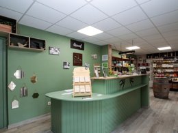 Camping Pas Cher vous présente avec son site Officiel campingpascher.fr, le Camping Sites Et Paysages - Les Hirondelles classé 4 étoiles, situé sur la commune de Loupiac dans le département Lot (Midi Pyrénées) en France. Le camping Sites Et Paysages - Les Hirondelles vous propose un hébergement de type chalet de 35 m² (télévision). L'établissement vous propose 27 autres types d'hébergements. Découvrez tous nos séjours à petits prix dans la commune et aux alentours de Loupiac du département : Lot (Midi Pyrénées). Les Avis clients pour le Camping Sites Et Paysages - Les Hirondelles sont excellents avec une note moyenne de 8 sur 10. Piscine chauffée, Piscine couverte, Animation enfants, Animations familiales, Aire de jeux enfants, Baby-foot, Canoë-kayak, Golf, Paddle, Ping-pong, Piscine, Pétanque, Randonnée, Terrain de volley-ball, Terrain multisports, Bar, Dépôt de pain, Plats à emporter, Snack/Bar, Épicerie,... En savoir plus : cliquez-ICI.