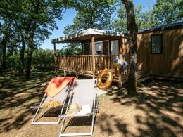 Camping Pas Cher vous présente avec son site Officiel campingpascher.fr, le Camping Sites Et Paysages - Les Hirondelles classé 4 étoiles, situé sur la commune de Loupiac dans le département Lot (Midi Pyrénées) en France. Le camping Sites Et Paysages - Les Hirondelles, vous présente un hébergement de type chalet de 18 m² pour 2 personnes. Le camping Sites Et Paysages - Les Hirondelles vous propose du dimanche 17 mai au dimanche 24 mai 2026, en promotion à -20% pour 7 nuits à 219,20 € au lieu de 274,0 € soit une Économie de 54,80 €. Cette location propose 98 dates différentes pour réserver votre séjour. Découvrez également les 27 autres gammes d'hébergements du camping. Les Avis clients pour le Camping Sites Et Paysages - Les Hirondelles sont excellents avec une note moyenne de 8 sur 10. Piscine chauffée, Piscine couverte, Animation enfants, Animations familiales, Aire de jeux enfants, Baby-foot, Canoë-kayak, Golf, Paddle, Ping-pong, Piscine, Pétanque, Randonnée, Terrain de volley-ball, Terrain multisports, Bar, Dépôt de pain, Plats à emporter, Snack/Bar, Épicerie,... En savoir plus : cliquez-ICI.
