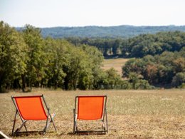 Camping Pas Cher vous présente avec son site Officiel campingpascher.fr, le Camping Sites Et Paysages - Les Hirondelles classé 4 étoiles, situé sur la commune de Loupiac dans le département Lot (Midi Pyrénées) en France. Le camping Sites Et Paysages - Les Hirondelles vous propose un hébergement de type mobil-home de 29 m². L'établissement vous propose 27 autres types d'hébergements. Découvrez tous nos séjours à petits prix dans la commune et aux alentours de Loupiac du département : Lot (Midi Pyrénées). Les Avis clients pour le Camping Sites Et Paysages - Les Hirondelles sont excellents avec une note moyenne de 8 sur 10. Piscine chauffée, Piscine couverte, Animation enfants, Animations familiales, Aire de jeux enfants, Baby-foot, Canoë-kayak, Golf, Paddle, Ping-pong, Piscine, Pétanque, Randonnée, Terrain de volley-ball, Terrain multisports, Bar, Dépôt de pain, Plats à emporter, Snack/Bar, Épicerie,... En savoir plus : cliquez-ICI.