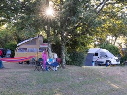 Camping Pas Cher vous présente avec son site Officiel campingpascher.fr, le Camping Sites Et Paysages - Les Hirondelles classé 4 étoiles, situé sur la commune de Loupiac dans le département Lot (Midi Pyrénées) en France. Le camping Sites Et Paysages - Les Hirondelles, vous présente un hébergement de type chalet de 16 m² pour 2 personnes. Le camping Sites Et Paysages - Les Hirondelles vous propose du dimanche 07 juin au dimanche 14 juin 2026, en promotion à -20% pour 7 nuits à 221,60 € au lieu de 277,0 € soit une Économie de 55,40 €. Cette location propose 96 dates différentes pour réserver votre séjour. Découvrez également les 27 autres gammes d'hébergements du camping. Les Avis clients pour le Camping Sites Et Paysages - Les Hirondelles sont excellents avec une note moyenne de 8 sur 10. Piscine chauffée, Piscine couverte, Animation enfants, Animations familiales, Aire de jeux enfants, Baby-foot, Canoë-kayak, Golf, Paddle, Ping-pong, Piscine, Pétanque, Randonnée, Terrain de volley-ball, Terrain multisports, Bar, Dépôt de pain, Plats à emporter, Snack/Bar, Épicerie,... En savoir plus : cliquez-ICI.