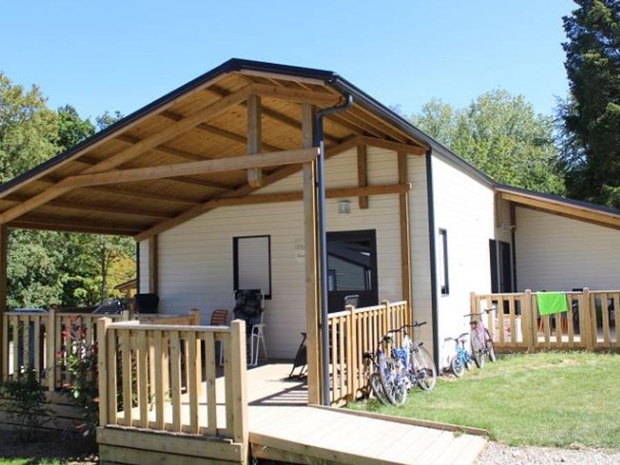 Camping Pas Cher vous présente avec son site Officiel campingpascher.fr, le Camping Le Val De Landrouet classé 3 étoiles, situé sur la commune de Merdrignac dans le département Côtes-d'armor (Bretagne) en France. Le camping Le Val De Landrouet, vous présente un hébergement de type chalet de 70 m² pour 8 personnes et télévision. Le camping Le Val De Landrouet vous propose du lundi 05 octobre au lundi 12 octobre 2026 pour 7 nuits à 630€. Cette location propose 71 dates différentes pour réserver votre séjour. Découvrez également les 9 autres gammes d'hébergements du camping. Les Avis clients pour le Camping Le Val De Landrouet sont excellents avec une note moyenne de 8 sur 10. Étang, Piscine chauffée, Piscine extérieure, Animation ados, Animations familiales, Club enfants, Aire de jeux enfants, Canoë-kayak, Centre équestre, Court de tennis, Paddle, Parcours sportif, Ping-pong, Pétanque, Randonnée, Salle de jeux vidéo, Sports nautiques, Terrain de badminton, Terrain de beach-volley, Tir à l’arc, Bar, Dépôt de pain, Pizzeria, Restaurant, Snack/Bar, Supermarché, Épicerie,... En savoir plus : cliquez-ICI.