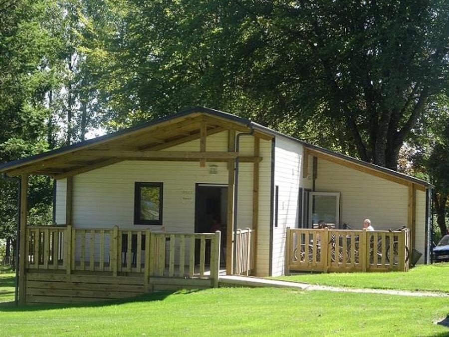 Camping Pas Cher vous présente avec son site Officiel campingpascher.fr, le Camping Le Val De Landrouet classé 3 étoiles, situé sur la commune de Merdrignac dans le département Côtes-d'armor (Bretagne) en France. Le camping Le Val De Landrouet, vous présente un hébergement de type chalet de 20 m² pour 2 personnes et télévision. Le camping Le Val De Landrouet vous propose du dimanche 08 novembre au dimanche 15 novembre 2026 pour 7 nuits à 228€. Cette location propose 44 dates différentes pour réserver votre séjour. Découvrez également les 8 autres gammes d'hébergements du camping. Les Avis clients pour le Camping Le Val De Landrouet sont excellents avec une note moyenne de 8 sur 10. Étang, Piscine chauffée, Piscine extérieure, Animation ados, Animations familiales, Club enfants, Aire de jeux enfants, Canoë-kayak, Centre équestre, Court de tennis, Paddle, Parcours sportif, Ping-pong, Pétanque, Randonnée, Salle de jeux vidéo, Sports nautiques, Terrain de badminton, Terrain de beach-volley, Tir à l’arc, Bar, Dépôt de pain, Pizzeria, Restaurant, Snack/Bar, Supermarché, Épicerie,... En savoir plus : cliquez-ICI.