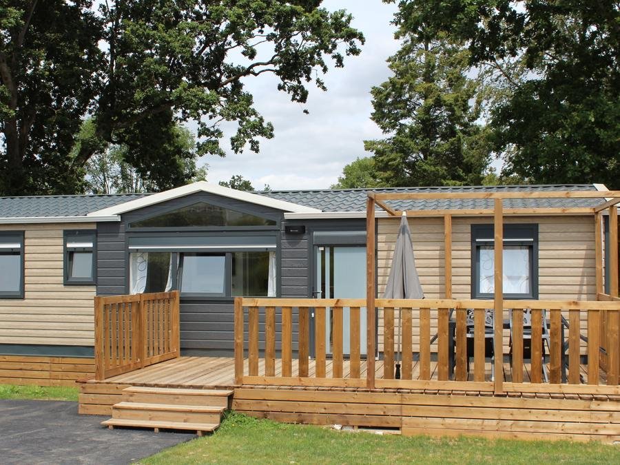 Camping Pas Cher vous présente avec son site Officiel campingpascher.fr, le Camping Le Val De Landrouet classé 3 étoiles, situé sur la commune de Merdrignac dans le département Côtes-d'armor (Bretagne) en France. Le camping Le Val De Landrouet vous propose un hébergement de type mobil-home de 35 m² pour 8 personnes (télévision). L'établissement vous propose 2 autres types d'hébergements. Découvrez tous nos séjours à petits prix dans la commune et aux alentours de Merdrignac du département : Côtes-d'armor (Bretagne). Les Avis clients pour le Camping Le Val De Landrouet sont excellents avec une note moyenne de 8 sur 10. Étang, Piscine chauffée, Piscine extérieure, Animation ados, Animations familiales, Club enfants, Aire de jeux enfants, Canoë-kayak, Centre équestre, Court de tennis, Paddle, Parcours sportif, Ping-pong, Pétanque, Randonnée, Salle de jeux vidéo, Sports nautiques, Terrain de badminton, Terrain de beach-volley, Tir à l’arc, Bar, Dépôt de pain, Pizzeria, Restaurant, Snack/Bar, Supermarché, Épicerie,... En savoir plus : cliquez-ICI.
