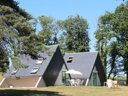 Camping Pas Cher vous présente avec son site Officiel campingpascher.fr, le Camping Le Val De Landrouet classé 3 étoiles, situé sur la commune de Merdrignac dans le département Côtes-d'armor (Bretagne) en France. Le camping Le Val De Landrouet, vous présente un hébergement de type maison de campagne de 30 m² pour 5 personnes et télévision. Le camping Le Val De Landrouet vous propose du sam. 11 juillet au sam. 18 juillet 2026 pour 7 nuits à 651€. Cette location propose 6 dates différentes pour réserver votre séjour. Découvrez également les 9 autres gammes d'hébergements du camping. Les Avis clients pour le Camping Le Val De Landrouet sont excellents avec une note moyenne de 8 sur 10. Étang, Piscine chauffée, Piscine extérieure, Animation ados, Animations familiales, Club enfants, Aire de jeux enfants, Canoë-kayak, Centre équestre, Court de tennis, Paddle, Parcours sportif, Ping-pong, Pétanque, Randonnée, Salle de jeux vidéo, Sports nautiques, Terrain de badminton, Terrain de beach-volley, Tir à l’arc, Bar, Dépôt de pain, Pizzeria, Restaurant, Snack/Bar, Supermarché, Épicerie,... En savoir plus : cliquez-ICI.