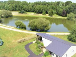 Camping Pas Cher vous présente avec son site Officiel campingpascher.fr, le Camping Le Val De Landrouet classé 3 étoiles, situé sur la commune de Merdrignac dans le département Côtes-d'armor (Bretagne) en France. Le camping Le Val De Landrouet, vous présente un hébergement de type studio de 20 m² pour 2 personnes et télévision. Le camping Le Val De Landrouet vous propose du sam. 11 juillet au sam. 18 juillet 2026 pour 7 nuits à 427€. Cette location propose 6 dates différentes pour réserver votre séjour. Découvrez également les 9 autres gammes d'hébergements du camping. Les Avis clients pour le Camping Le Val De Landrouet sont excellents avec une note moyenne de 8 sur 10. Étang, Piscine chauffée, Piscine extérieure, Animation ados, Animations familiales, Club enfants, Aire de jeux enfants, Canoë-kayak, Centre équestre, Court de tennis, Paddle, Parcours sportif, Ping-pong, Pétanque, Randonnée, Salle de jeux vidéo, Sports nautiques, Terrain de badminton, Terrain de beach-volley, Tir à l’arc, Bar, Dépôt de pain, Pizzeria, Restaurant, Snack/Bar, Supermarché, Épicerie,... En savoir plus : cliquez-ICI.