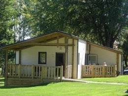 Camping Pas Cher vous présente avec son site Officiel campingpascher.fr, le Camping Le Val De Landrouet classé 3 étoiles, situé sur la commune de Merdrignac dans le département Côtes-d'armor (Bretagne) en France. Le camping Le Val De Landrouet, vous présente un hébergement de type chalet de 20 m² pour 2 personnes et télévision. Le camping Le Val De Landrouet vous propose du sam. 13 décembre au sam. 20 décembre 2025 avec un DÉPART DEMAIN pour 7 nuits à 228€. Cette location propose 159 dates différentes pour réserver votre séjour. Découvrez également les 9 autres gammes d'hébergements du camping. Les Avis clients pour le Camping Le Val De Landrouet sont excellents avec une note moyenne de 8 sur 10. Étang, Piscine chauffée, Piscine extérieure, Animation ados, Animations familiales, Club enfants, Aire de jeux enfants, Canoë-kayak, Centre équestre, Court de tennis, Paddle, Parcours sportif, Ping-pong, Pétanque, Randonnée, Salle de jeux vidéo, Sports nautiques, Terrain de badminton, Terrain de beach-volley, Tir à l’arc, Bar, Dépôt de pain, Pizzeria, Restaurant, Snack/Bar, Supermarché, Épicerie,... En savoir plus : cliquez-ICI.