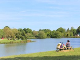 Camping Pas Cher vous présente avec son site Officiel campingpascher.fr, le Camping Le Val De Landrouet classé 3 étoiles, situé sur la commune de Merdrignac dans le département Côtes-d'armor (Bretagne) en France. Le camping Le Val De Landrouet, vous présente un hébergement de type maison de campagne de 36 m² et télévision. Le camping Le Val De Landrouet vous propose du sam. 11 juillet au sam. 18 juillet 2026 pour 7 nuits à 735€. Cette location propose 6 dates différentes pour réserver votre séjour. Découvrez également les 9 autres gammes d'hébergements du camping. Les Avis clients pour le Camping Le Val De Landrouet sont excellents avec une note moyenne de 8 sur 10. Étang, Piscine chauffée, Piscine extérieure, Animation ados, Animations familiales, Club enfants, Aire de jeux enfants, Canoë-kayak, Centre équestre, Court de tennis, Paddle, Parcours sportif, Ping-pong, Pétanque, Randonnée, Salle de jeux vidéo, Sports nautiques, Terrain de badminton, Terrain de beach-volley, Tir à l’arc, Bar, Dépôt de pain, Pizzeria, Restaurant, Snack/Bar, Supermarché, Épicerie,... En savoir plus : cliquez-ICI.