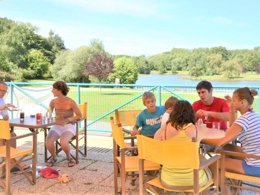 Camping Pas Cher vous présente avec son site Officiel campingpascher.fr, le Camping Le Val De Landrouet classé 3 étoiles, situé sur la commune de Merdrignac dans le département Côtes-d'armor (Bretagne) en France. Le camping Le Val De Landrouet, vous présente un hébergement de type maison de campagne de 30 m² pour 5 personnes et télévision. Le camping Le Val De Landrouet vous propose du sam. 11 juillet au sam. 18 juillet 2026 pour 7 nuits à 651€. Cette location propose 6 dates différentes pour réserver votre séjour. Découvrez également les 9 autres gammes d'hébergements du camping. Les Avis clients pour le Camping Le Val De Landrouet sont excellents avec une note moyenne de 8 sur 10. Étang, Piscine chauffée, Piscine extérieure, Animation ados, Animations familiales, Club enfants, Aire de jeux enfants, Canoë-kayak, Centre équestre, Court de tennis, Paddle, Parcours sportif, Ping-pong, Pétanque, Randonnée, Salle de jeux vidéo, Sports nautiques, Terrain de badminton, Terrain de beach-volley, Tir à l’arc, Bar, Dépôt de pain, Pizzeria, Restaurant, Snack/Bar, Supermarché, Épicerie,... En savoir plus : cliquez-ICI.