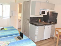 Camping Pas Cher vous présente avec son site Officiel campingpascher.fr, le Camping Le Val De Landrouet classé 3 étoiles, situé sur la commune de Merdrignac dans le département Côtes-d'armor (Bretagne) en France. Le camping Le Val De Landrouet, vous présente un hébergement de type maison de campagne de 48 m² pour 4 personnes et télévision. Le camping Le Val De Landrouet vous propose du sam. 11 juillet au sam. 18 juillet 2026 pour 7 nuits à 595€. Cette location propose 6 dates différentes pour réserver votre séjour. Découvrez également les 9 autres gammes d'hébergements du camping. Les Avis clients pour le Camping Le Val De Landrouet sont excellents avec une note moyenne de 8 sur 10. Étang, Piscine chauffée, Piscine extérieure, Animation ados, Animations familiales, Club enfants, Aire de jeux enfants, Canoë-kayak, Centre équestre, Court de tennis, Paddle, Parcours sportif, Ping-pong, Pétanque, Randonnée, Salle de jeux vidéo, Sports nautiques, Terrain de badminton, Terrain de beach-volley, Tir à l’arc, Bar, Dépôt de pain, Pizzeria, Restaurant, Snack/Bar, Supermarché, Épicerie,... En savoir plus : cliquez-ICI.