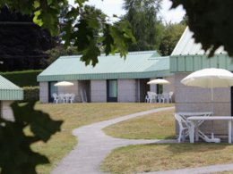 Camping Pas Cher vous présente avec son site Officiel campingpascher.fr, le Camping Le Val De Landrouet classé 3 étoiles, situé sur la commune de Merdrignac dans le département Côtes-d'armor (Bretagne) en France. Le camping Le Val De Landrouet, vous présente un hébergement de type maison de campagne de 50 m² et télévision. Le camping Le Val De Landrouet vous propose du jeudi 01 janvier au jeudi 08 janvier 2026 pour 7 nuits à 489€. Cette location propose 234 dates différentes pour réserver votre séjour. Découvrez également les 9 autres gammes d'hébergements du camping. Les Avis clients pour le Camping Le Val De Landrouet sont excellents avec une note moyenne de 8 sur 10. Étang, Piscine chauffée, Piscine extérieure, Animation ados, Animations familiales, Club enfants, Aire de jeux enfants, Canoë-kayak, Centre équestre, Court de tennis, Paddle, Parcours sportif, Ping-pong, Pétanque, Randonnée, Salle de jeux vidéo, Sports nautiques, Terrain de badminton, Terrain de beach-volley, Tir à l’arc, Bar, Dépôt de pain, Pizzeria, Restaurant, Snack/Bar, Supermarché, Épicerie,... En savoir plus : cliquez-ICI.