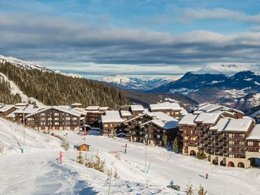 Camping Pas Cher vous présente avec son site Officiel campingpascher.fr, le Village vacances Club Odalys Le Hameau De Mottaret, situé sur la commune de Meribel Mottaret dans le département Savoie (Rhône Alpes) en France. Le village vacances Club Odalys Le Hameau De Mottaret, vous présente un hébergement de type appartement de 40 m² pour 2 personnes et télévision. Le village vacances Club Odalys Le Hameau De Mottaret vous propose du sam. 27 juin au sam. 04 juillet 2026 pour 7 nuits à 499€. Cette location propose 11 dates différentes pour réserver votre séjour. Découvrez également les 6 autres gammes d'hébergements du village vacances. Les Avis clients pour le Village vacances Club Odalys Le Hameau De Mottaret sont excellents avec une note moyenne de 8 sur 10. Animation enfants, Aire de jeux enfants, Centre équestre, Court de tennis, Flipper, Golf, Piscine, Pétanque, Randonnée, Terrain multisports, Boulangerie, Station-service, Supermarché,... En savoir plus : cliquez-ICI.