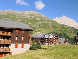 Camping Pas Cher vous présente avec son site Officiel campingpascher.fr, le Village vacances Club Odalys Le Hameau De Mottaret, situé sur la commune de Meribel Mottaret dans le département Savoie (Rhône Alpes) en France. Le village vacances Club Odalys Le Hameau De Mottaret, vous présente un hébergement de type appartement de 43 m² pour 2 personnes et télévision. Le village vacances Club Odalys Le Hameau De Mottaret vous propose du sam. 27 juin au sam. 04 juillet 2026 pour 7 nuits à 559€. Cette location propose 12 dates différentes pour réserver votre séjour. Découvrez également les 6 autres gammes d'hébergements du village vacances. Les Avis clients pour le Village vacances Club Odalys Le Hameau De Mottaret sont excellents avec une note moyenne de 8 sur 10. Animation enfants, Aire de jeux enfants, Centre équestre, Court de tennis, Flipper, Golf, Piscine, Pétanque, Randonnée, Terrain multisports, Boulangerie, Station-service, Supermarché,... En savoir plus : cliquez-ICI.