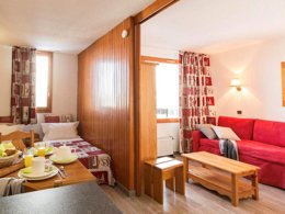 Camping Pas Cher vous présente avec son site Officiel campingpascher.fr, le Village vacances Club Odalys Le Hameau De Mottaret, situé sur la commune de Meribel Mottaret dans le département Savoie (Rhône Alpes) en France. Le village vacances Club Odalys Le Hameau De Mottaret vous propose un hébergement de type appartement de 70 m² pour 2 personnes (télévision). L'établissement vous propose 6 autres types d'hébergements. Découvrez tous nos séjours à petits prix dans la commune et aux alentours de Meribel Mottaret du département : Savoie (Rhône Alpes). Les Avis clients pour le Village vacances Club Odalys Le Hameau De Mottaret sont excellents avec une note moyenne de 8 sur 10. Animation enfants, Aire de jeux enfants, Centre équestre, Court de tennis, Flipper, Golf, Piscine, Pétanque, Randonnée, Terrain multisports, Boulangerie, Station-service, Supermarché,... En savoir plus : cliquez-ICI.