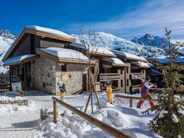 Camping Pas Cher vous présente avec son site Officiel campingpascher.fr, le Village vacances Club Odalys Le Hameau De Mottaret, situé sur la commune de Meribel Mottaret dans le département Savoie (Rhône Alpes) en France. Le village vacances Club Odalys Le Hameau De Mottaret, vous présente un hébergement de type appartement de 33 m² et télévision. Le village vacances Club Odalys Le Hameau De Mottaret vous propose du sam. 11 avril au sam. 18 avril 2026 pour 7 nuits à 539€. Cette location propose 7 dates différentes pour réserver votre séjour. Découvrez également les 6 autres gammes d'hébergements du village vacances. Les Avis clients pour le Village vacances Club Odalys Le Hameau De Mottaret sont excellents avec une note moyenne de 8 sur 10. Animation enfants, Aire de jeux enfants, Centre équestre, Court de tennis, Flipper, Golf, Piscine, Pétanque, Randonnée, Terrain multisports, Boulangerie, Station-service, Supermarché,... En savoir plus : cliquez-ICI.