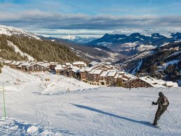 Camping Pas Cher vous présente avec son site Officiel campingpascher.fr, le Village vacances Club Odalys Le Hameau De Mottaret, situé sur la commune de Meribel Mottaret dans le département Savoie (Rhône Alpes) en France. Le village vacances Club Odalys Le Hameau De Mottaret, vous présente un hébergement de type studio et télévision. Le village vacances Club Odalys Le Hameau De Mottaret vous propose du sam. 27 juin au sam. 04 juillet 2026 pour 7 nuits à 299€. Cette location propose 15 dates différentes pour réserver votre séjour. Découvrez également les 6 autres gammes d'hébergements du village vacances. Les Avis clients pour le Village vacances Club Odalys Le Hameau De Mottaret sont excellents avec une note moyenne de 8 sur 10. Animation enfants, Aire de jeux enfants, Centre équestre, Court de tennis, Flipper, Golf, Piscine, Pétanque, Randonnée, Terrain multisports, Boulangerie, Station-service, Supermarché,... En savoir plus : cliquez-ICI.