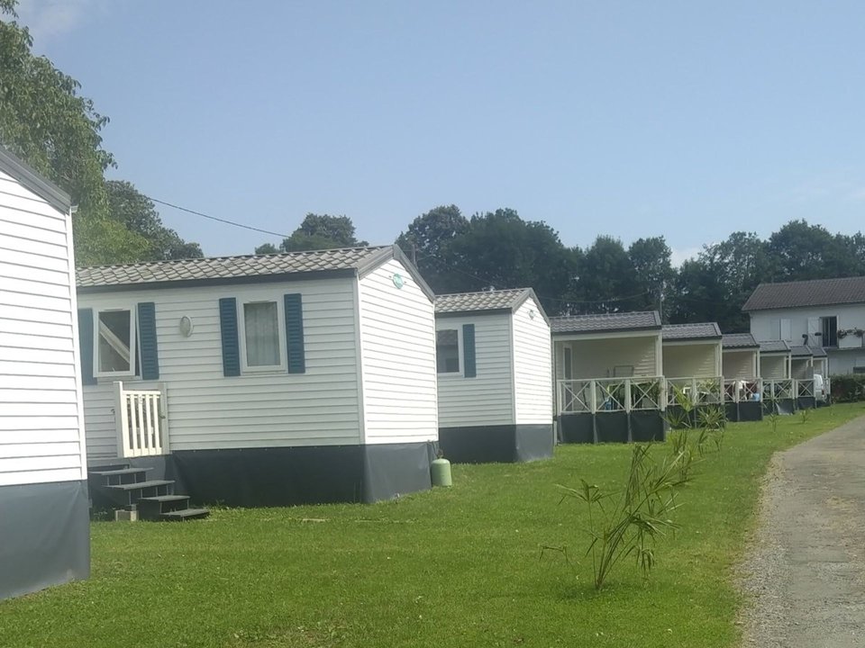 Camping Pas Cher vous présente avec son site Officiel campingpascher.fr, le Camping Le Vieux Berger classé 2 étoiles, situé sur la commune de Lourdes dans le département Hautes-pyrénées (Midi-pyrénées) en France. Le camping Le Vieux Berger vous propose un hébergement de type mobil-home de 30 m² (télévision). L'établissement vous propose 2 autres types d'hébergements. Découvrez tous nos séjours à petits prix dans la commune et aux alentours de Lourdes du département : Hautes-pyrénées (Midi-pyrénées). Les Avis clients pour le Camping Le Vieux Berger sont de 7 sur 10. Aire de jeux enfants, Cyclisme, Pétanque, Randonnée, Trampoline, Restaurant asiatique, Snack/Bar, Supermarché,... En savoir plus : cliquez-ICI.