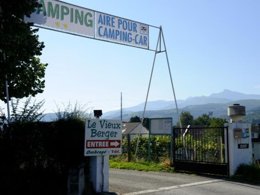 Camping Pas Cher vous présente avec son site Officiel campingpascher.fr, le Camping Le Vieux Berger classé 2 étoiles, situé sur la commune de Lourdes dans le département Hautes-pyrénées (Midi-pyrénées) en France. Le camping Le Vieux Berger vous propose un hébergement de type mobil-home de 45 m² (télévision). L'établissement vous propose 2 autres types d'hébergements. Découvrez tous nos séjours à petits prix dans la commune et aux alentours de Lourdes du département : Hautes-pyrénées (Midi-pyrénées). Les Avis clients pour le Camping Le Vieux Berger sont de 7 sur 10. Aire de jeux enfants, Cyclisme, Pétanque, Randonnée, Trampoline, Restaurant asiatique, Snack/Bar, Supermarché,... En savoir plus : cliquez-ICI.