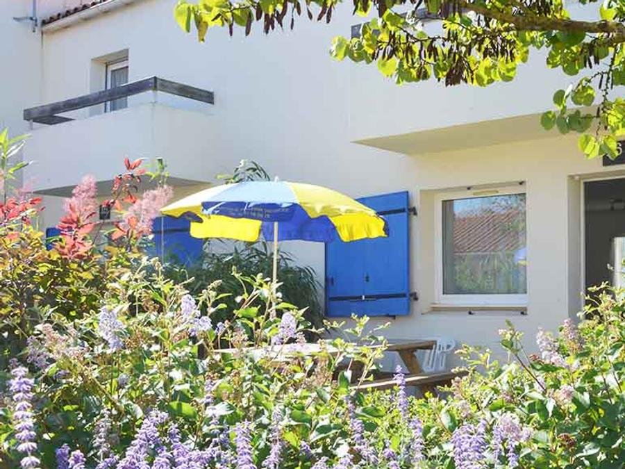 Camping Pas Cher vous présente avec son site Officiel campingpascher.fr, le Camping Domaine Des Guifettes classé 3 étoiles, situé sur la commune de Lucon dans le département Vendée (Pays De La Loire) en France. Le camping Domaine Des Guifettes vous propose un hébergement de type maison de campagne de 45 m² pour 6 personnes (télévision). L'établissement vous propose 5 autres types d'hébergements. Découvrez tous nos séjours à petits prix dans la commune et aux alentours de Lucon du département : Vendée (Pays De La Loire). Les Avis clients pour le Camping Domaine Des Guifettes sont excellents avec une note moyenne de 8 sur 10. Piscine couverte, Piscine extérieure, Animations familiales, Club enfants, Aire de jeux enfants, Court de tennis, Cyclisme, Ping-pong, Pétanque, Structure gonflable enfants, Terrain multisports, Bar, Dépôt de pain, Snack/Bar, Supermarché, Épicerie,... En savoir plus : cliquez-ICI.