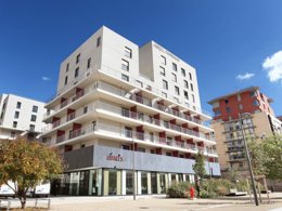 Camping Pas Cher vous présente avec son site Officiel campingpascher.fr, la Résidence Appart'Hotel Confluence, située sur la commune de Lyon dans le département Rhône (Rhône-alpes) en France. La résidence Appart'Hotel Confluence, vous présente un hébergement de type studio de 23 m² et télévision. La résidence Appart'Hotel Confluence vous propose du dimanche 21 décembre au dimanche 28 décembre 2025, en promotion à -20% pour 7 nuits à 546,40 € au lieu de 683,0 € soit une Économie de 136,60 €. Cette location propose 3 dates différentes pour réserver votre séjour. Découvrez également les 2 autres gammes d'hébergements de la résidence. Piscine chauffée, Piscine couverte, Salle de fitness, Boulangerie,... En savoir plus : cliquez-ICI.