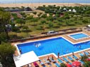Camping Pas Cher vous présente avec son site Officiel campingpascher.fr, le Camping Del Mar classé 4 étoiles, situé sur la commune de Malgrat De Mar dans le département Barcelone (Catalogne) en Espagne. Le camping Del Mar, vous présente un hébergement de type bungalow de 27 m² avec climatisation et télévision. Le camping Del Mar vous propose du dimanche 06 septembre au dimanche 13 septembre 2026, en promotion à -28% pour 7 nuits à 525 € au lieu de 735,0 € soit une Économie de 210 €. Cette location propose 81 dates différentes pour réserver votre séjour. Découvrez également les 7 autres gammes d'hébergements du camping. Les Avis clients pour le Camping Del Mar sont excellents avec une note moyenne de 8 sur 10. LacMer, Piscine extérieure, Animations familiales, Club enfants, Aire de jeux enfants, Aire de jeux intérieure, Canoë-kayak, Centre équestre, Court de tennis, Jet-ski, Paddle, Ping-pong, Randonnée, Terrain de football, Voile, kiteSurf, Bar, Dépôt de pain, Plats à emporter, Snack/Bar, Supermarché, Épicerie,... En savoir plus : cliquez-ICI.