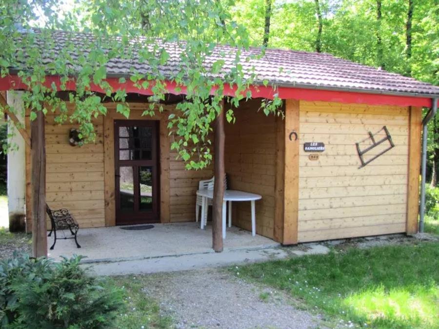 Camping Pas Cher vous présente avec son site Officiel campingpascher.fr, le Camping Relais Du Léman Pausado classé 3 étoiles, situé sur la commune de Messery dans le département Haute-savoie (Rhône Alpes) en France. Le camping Relais Du Léman Pausado vous propose un hébergement de type chalet de 28 m² pour 6 personnes (télévision). L'établissement vous propose 18 autres types d'hébergements. Découvrez tous nos séjours à petits prix dans la commune et aux alentours de Messery du département : Haute-savoie (Rhône Alpes). Les Avis clients pour le Camping Relais Du Léman Pausado sont excellents avec une note moyenne de 8 sur 10. Piscine chauffée, Piscine extérieure, Animation enfants, Animations familiales, Club enfants, Aire de jeux enfants, Cyclisme, Ping-pong, Pétanque, Randonnée, Terrain multisports, Bar, Dépôt de pain, Restaurant, Épicerie,... En savoir plus : cliquez-ICI.