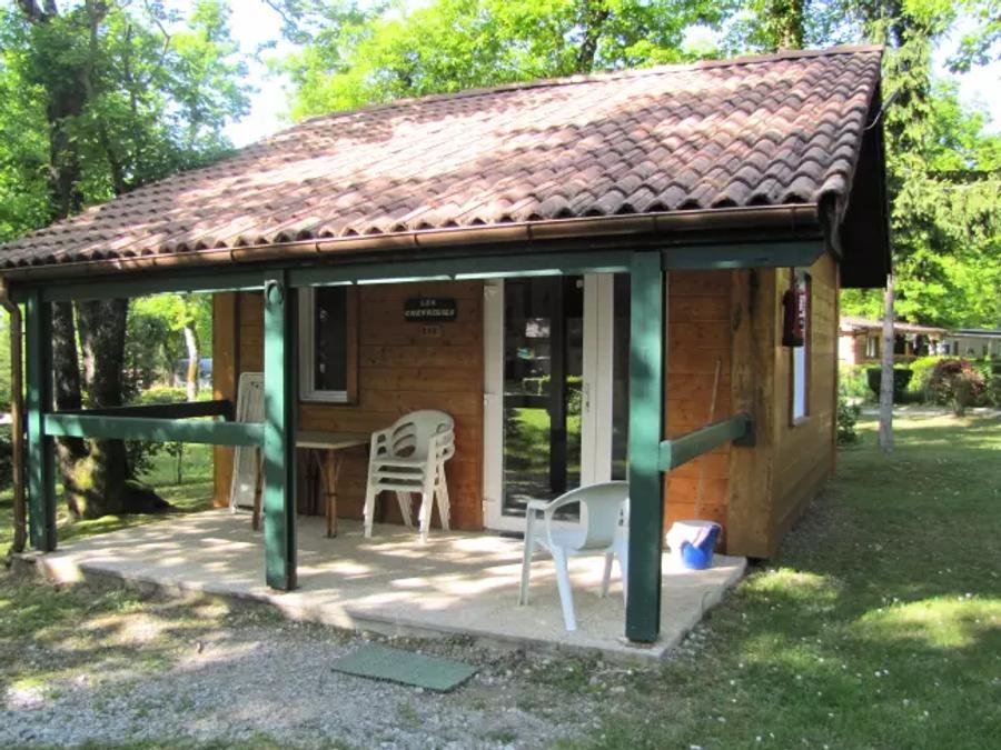 Camping Pas Cher vous présente avec son site Officiel campingpascher.fr, le Camping Relais Du Léman Pausado classé 3 étoiles, situé sur la commune de Messery dans le département Haute-savoie (Rhône Alpes) en France. Le camping Relais Du Léman Pausado, vous présente un hébergement de type chalet de 34 m² pour 4 personnes. Le camping Relais Du Léman Pausado vous propose du vendredi 25 septembre au vendredi 02 octobre 2026 pour 7 nuits à 419€. Cette location propose 38 dates différentes pour réserver votre séjour. Découvrez également les 20 autres gammes d'hébergements du camping. Les Avis clients pour le Camping Relais Du Léman Pausado sont excellents avec une note moyenne de 8 sur 10. Piscine chauffée, Piscine extérieure, Animation enfants, Animations familiales, Club enfants, Aire de jeux enfants, Cyclisme, Ping-pong, Pétanque, Randonnée, Terrain multisports, Bar, Dépôt de pain, Restaurant, Épicerie,... En savoir plus : cliquez-ICI.