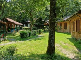 Camping Pas Cher vous présente avec son site Officiel campingpascher.fr, le Camping Relais Du Léman Pausado classé 3 étoiles, situé sur la commune de Messery dans le département Haute-savoie (Rhône Alpes) en France. Le camping Relais Du Léman Pausado, vous présente un hébergement de type chalet de 25 m² pour 4 personnes avec climatisation et télévision. Le camping Relais Du Léman Pausado vous propose du jeudi 30 avril au jeudi 07 mai 2026, en promotion à -20% pour 7 nuits à 452 € au lieu de 565,0 € soit une Économie de 113 €. Cette location propose 162 dates différentes pour réserver votre séjour. Découvrez également les 14 autres gammes d'hébergements du camping. Les Avis clients pour le Camping Relais Du Léman Pausado sont excellents avec une note moyenne de 8 sur 10. Piscine chauffée, Piscine extérieure, Animation enfants, Animations familiales, Club enfants, Aire de jeux enfants, Cyclisme, Ping-pong, Pétanque, Randonnée, Terrain multisports, Bar, Dépôt de pain, Restaurant, Épicerie,... En savoir plus : cliquez-ICI.