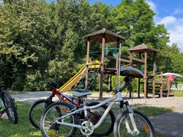 Camping Pas Cher vous présente avec son site Officiel campingpascher.fr, le Camping Relais Du Léman Pausado classé 3 étoiles, situé sur la commune de Messery dans le département Haute-savoie (Rhône Alpes) en France. Le camping Relais Du Léman Pausado, vous présente un hébergement de type chalet de 28 m² pour 4 personnes et télévision. Le camping Relais Du Léman Pausado vous propose du mercredi 06 mai au mercredi 13 mai 2026, en promotion à -20% pour 7 nuits à 350 € au lieu de 437,5 € soit une Économie de 87,50 €. Cette location propose 152 dates différentes pour réserver votre séjour. Découvrez également les 14 autres gammes d'hébergements du camping. Les Avis clients pour le Camping Relais Du Léman Pausado sont excellents avec une note moyenne de 8 sur 10. Piscine chauffée, Piscine extérieure, Animation enfants, Animations familiales, Club enfants, Aire de jeux enfants, Cyclisme, Ping-pong, Pétanque, Randonnée, Terrain multisports, Bar, Dépôt de pain, Restaurant, Épicerie,... En savoir plus : cliquez-ICI.