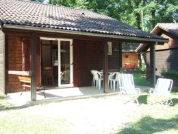 Camping Pas Cher vous présente avec son site Officiel campingpascher.fr, le Camping Relais Du Léman Pausado classé 3 étoiles, situé sur la commune de Messery dans le département Haute-savoie (Rhône Alpes) en France. Le camping Relais Du Léman Pausado, vous présente un hébergement de type chalet de 34 m² pour 4 personnes et télévision. Le camping Relais Du Léman Pausado vous propose du jeudi 30 avril au jeudi 07 mai 2026, en promotion à -20% pour 7 nuits à 362 € au lieu de 452,5 € soit une Économie de 90,50 €. Cette location propose 144 dates différentes pour réserver votre séjour. Découvrez également les 14 autres gammes d'hébergements du camping. Les Avis clients pour le Camping Relais Du Léman Pausado sont excellents avec une note moyenne de 8 sur 10. Piscine chauffée, Piscine extérieure, Animation enfants, Animations familiales, Club enfants, Aire de jeux enfants, Cyclisme, Ping-pong, Pétanque, Randonnée, Terrain multisports, Bar, Dépôt de pain, Restaurant, Épicerie,... En savoir plus : cliquez-ICI.