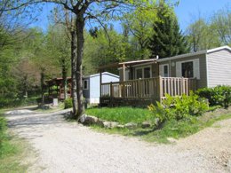 Camping Pas Cher vous présente avec son site Officiel campingpascher.fr, le Camping Relais Du Léman Pausado classé 3 étoiles, situé sur la commune de Messery dans le département Haute-savoie (Rhône Alpes) en France. Le camping Relais Du Léman Pausado, vous présente un hébergement de type chalet de 28 m² pour 5 personnes et télévision. Le camping Relais Du Léman Pausado vous propose du lundi 06 avril au lundi 13 avril 2026 pour 7 nuits à 359€. Cette location propose 127 dates différentes pour réserver votre séjour. Découvrez également les 18 autres gammes d'hébergements du camping. Les Avis clients pour le Camping Relais Du Léman Pausado sont excellents avec une note moyenne de 8 sur 10. Piscine chauffée, Piscine extérieure, Animation enfants, Animations familiales, Club enfants, Aire de jeux enfants, Cyclisme, Ping-pong, Pétanque, Randonnée, Terrain multisports, Bar, Dépôt de pain, Restaurant, Épicerie,... En savoir plus : cliquez-ICI.