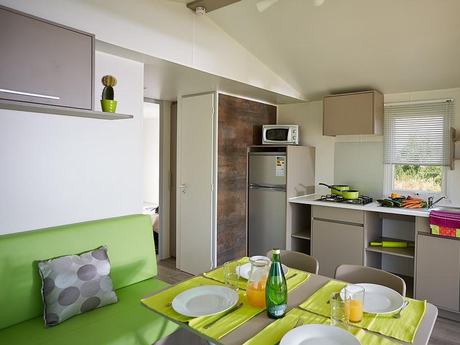 Camping Pas Cher vous présente avec son site Officiel campingpascher.fr, le Camping Village Tropical Sen-Yan classé 5 étoiles, situé sur la commune de Mezos dans le département Landes (Aquitaine) en France. Le camping Village Tropical Sen-Yan, vous présente un hébergement de type mobil-home de 32 m² pour 6 personnes avec climatisation et télévision. Le camping Village Tropical Sen-Yan vous propose du sam. 29 août au sam. 05 septembre 2026 pour 7 nuits à 249€. Cette location propose 1 dates différentes pour réserver votre séjour. Découvrez également les 19 autres gammes d'hébergements du camping. Les Avis clients pour le Camping Village Tropical Sen-Yan sont de 7 sur 10. Lagon, Parc aquatique, Piscine couverte, Piscine extérieure, Animations familiales, Club ados, Club enfants, Aire de jeux enfants, Canoë-kayak, Centre équestre, Cyclisme, Golf, Ping-pong, Plongée, Pétanque, Surf, Terrain de beach-volley, Terrain multisports, Bar, Dépôt de pain, Pizzeria, Plats à emporter, Restaurant, Snack/Bar, Épicerie,... En savoir plus : cliquez-ICI.