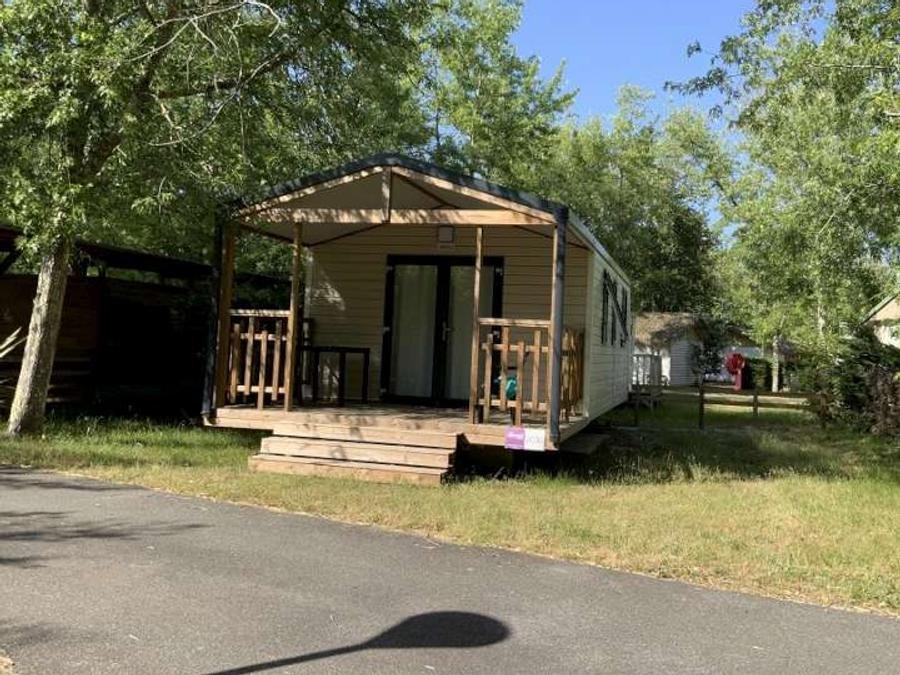 Camping Pas Cher vous présente avec son site Officiel campingpascher.fr, le Camping Village Tropical Sen-Yan classé 5 étoiles, situé sur la commune de Mezos dans le département Landes (Aquitaine) en France. Le camping Village Tropical Sen-Yan vous propose un hébergement de type mobil-home de 23 m². Cet hébergement propose plus de 28 dates différentes pour réserver ! Pour dévouvrir la période la moins chère, consultez la rubrique 'Tarifs' et sélectionnez votre mois de départ. L'établissement vous propose 19 autres types d'hébergements. Découvrez tous nos séjours à petits prix dans la commune et aux alentours de Mezos du département : Landes (Aquitaine). Les Avis clients pour le Camping Village Tropical Sen-Yan sont de 7 sur 10. Lagon, Parc aquatique, Piscine couverte, Piscine extérieure, Animations familiales, Club ados, Club enfants, Aire de jeux enfants, Canoë-kayak, Centre équestre, Cyclisme, Golf, Ping-pong, Plongée, Pétanque, Surf, Terrain de beach-volley, Terrain multisports, Bar, Dépôt de pain, Pizzeria, Plats à emporter, Restaurant, Snack/Bar, Épicerie,... En savoir plus : cliquez-ICI.