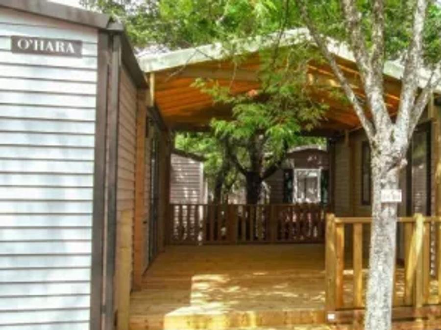 Camping Pas Cher vous présente avec son site Officiel campingpascher.fr, le Camping Village Tropical Sen-Yan classé 5 étoiles, situé sur la commune de Mezos dans le département Landes (Aquitaine) en France. Le camping Village Tropical Sen-Yan vous propose un hébergement de type mobil-home de 62 m². L'établissement vous propose 19 autres types d'hébergements. Découvrez tous nos séjours à petits prix dans la commune et aux alentours de Mezos du département : Landes (Aquitaine). Les Avis clients pour le Camping Village Tropical Sen-Yan sont de 7 sur 10. Lagon, Parc aquatique, Piscine couverte, Piscine extérieure, Animations familiales, Club ados, Club enfants, Aire de jeux enfants, Canoë-kayak, Centre équestre, Cyclisme, Golf, Ping-pong, Plongée, Pétanque, Surf, Terrain de beach-volley, Terrain multisports, Bar, Dépôt de pain, Pizzeria, Plats à emporter, Restaurant, Snack/Bar, Épicerie,... En savoir plus : cliquez-ICI.