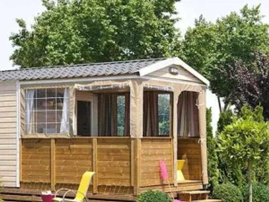 Camping Pas Cher vous présente avec son site Officiel campingpascher.fr, le Camping Village Tropical Sen-Yan classé 5 étoiles, situé sur la commune de Mezos dans le département Landes (Aquitaine) en France. Le camping Village Tropical Sen-Yan, vous présente un hébergement de type mobil-home de 20 m² pour 5 personnes. Le camping Village Tropical Sen-Yan vous propose du sam. 06 juin au sam. 13 juin 2026 pour 7 nuits à 189€. Cette location propose 29 dates différentes pour réserver votre séjour. Découvrez également les 19 autres gammes d'hébergements du camping. Les Avis clients pour le Camping Village Tropical Sen-Yan sont de 7 sur 10. Lagon, Parc aquatique, Piscine couverte, Piscine extérieure, Animations familiales, Club ados, Club enfants, Aire de jeux enfants, Canoë-kayak, Centre équestre, Cyclisme, Golf, Ping-pong, Plongée, Pétanque, Surf, Terrain de beach-volley, Terrain multisports, Bar, Dépôt de pain, Pizzeria, Plats à emporter, Restaurant, Snack/Bar, Épicerie,... En savoir plus : cliquez-ICI.