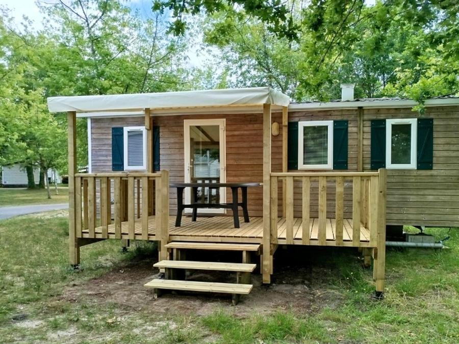 Camping Pas Cher vous présente avec son site Officiel campingpascher.fr, le Camping Village Tropical Sen-Yan classé 5 étoiles, situé sur la commune de Mezos dans le département Landes (Aquitaine) en France. Le camping Village Tropical Sen-Yan, vous présente un hébergement de type mobil-home de 23 m². Le camping Village Tropical Sen-Yan vous propose du sam. 06 juin au sam. 13 juin 2026 pour 7 nuits à 149€. Cette location propose 6 dates différentes pour réserver votre séjour. Découvrez également les 19 autres gammes d'hébergements du camping. Les Avis clients pour le Camping Village Tropical Sen-Yan sont de 7 sur 10. Lagon, Parc aquatique, Piscine couverte, Piscine extérieure, Animations familiales, Club ados, Club enfants, Aire de jeux enfants, Canoë-kayak, Centre équestre, Cyclisme, Golf, Ping-pong, Plongée, Pétanque, Surf, Terrain de beach-volley, Terrain multisports, Bar, Dépôt de pain, Pizzeria, Plats à emporter, Restaurant, Snack/Bar, Épicerie,... En savoir plus : cliquez-ICI.